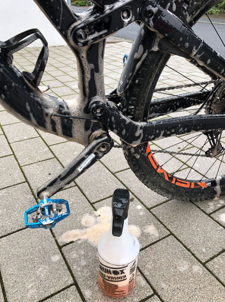 BRUNOX BIKE WASHER S PRŠILOM 1L ČISTILO ZA KOLESA 3 cistilo za kolesa brunox bike washer 1000ml topdom 3